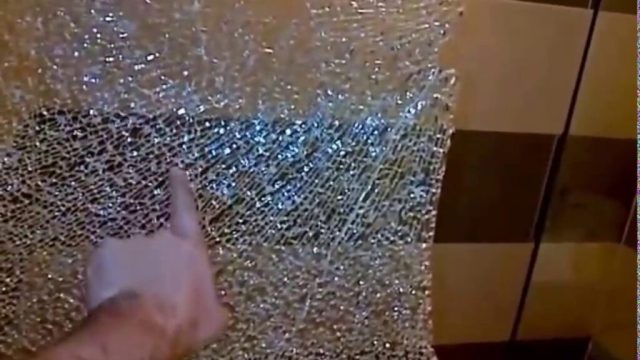 Чем заменить стекло в душевой кабине